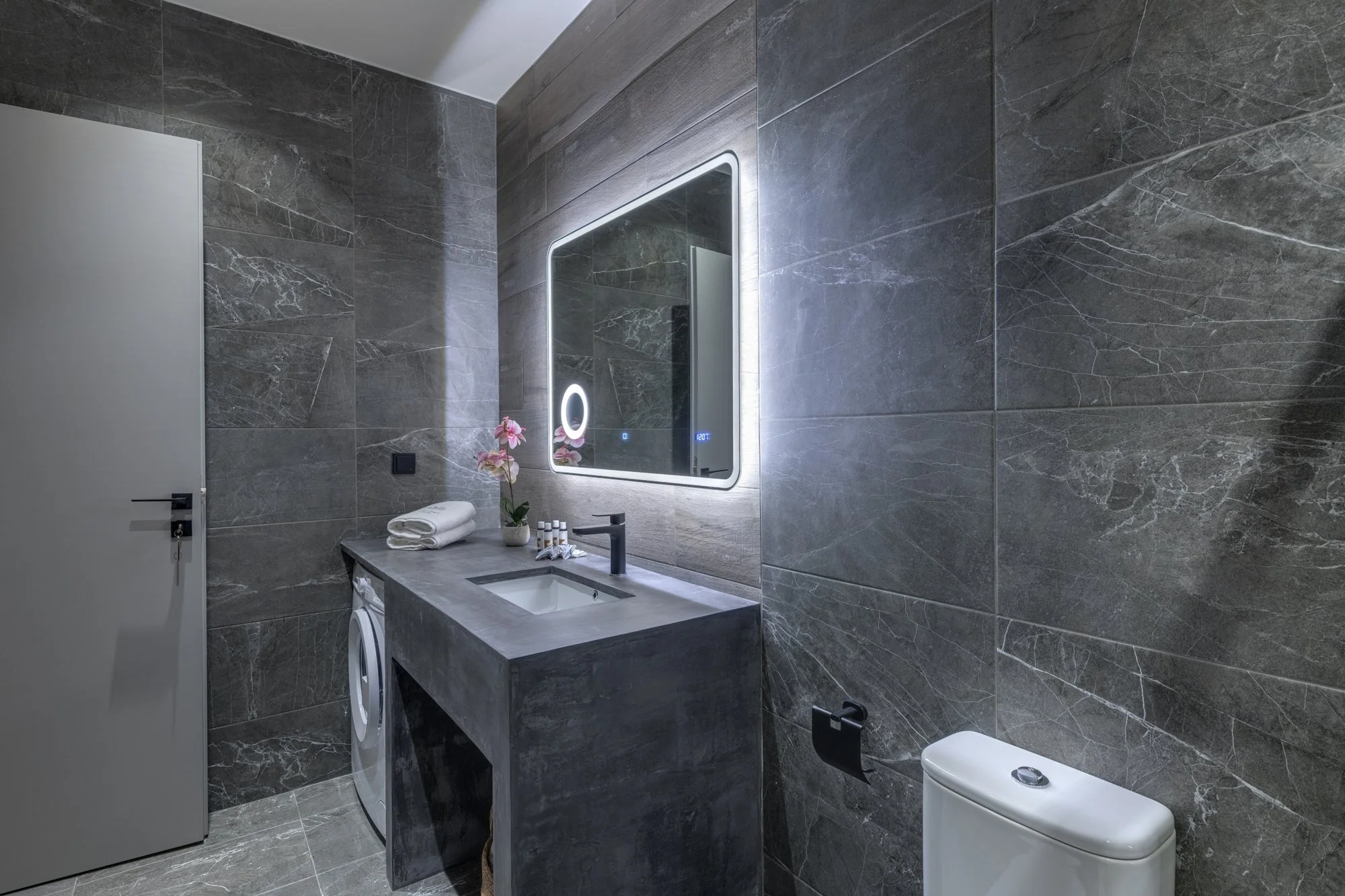 Bathroom and washing machine at The Heart of Syra