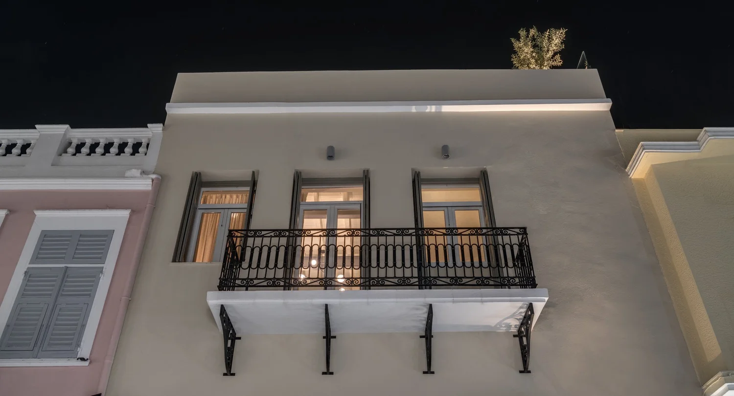 Night view of the balcony from the street